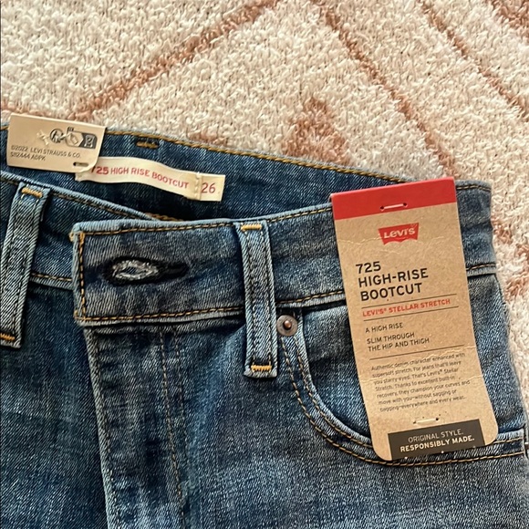 Levi's women’s 725 high rise bootcut  Blue Jeans - Picture 2 of 4